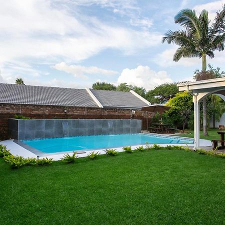Rumah 200 m² dengan 1 bilik tidur dan 2 bilik mandi peribadi di Garsfontein Pretoria Luaran gambar