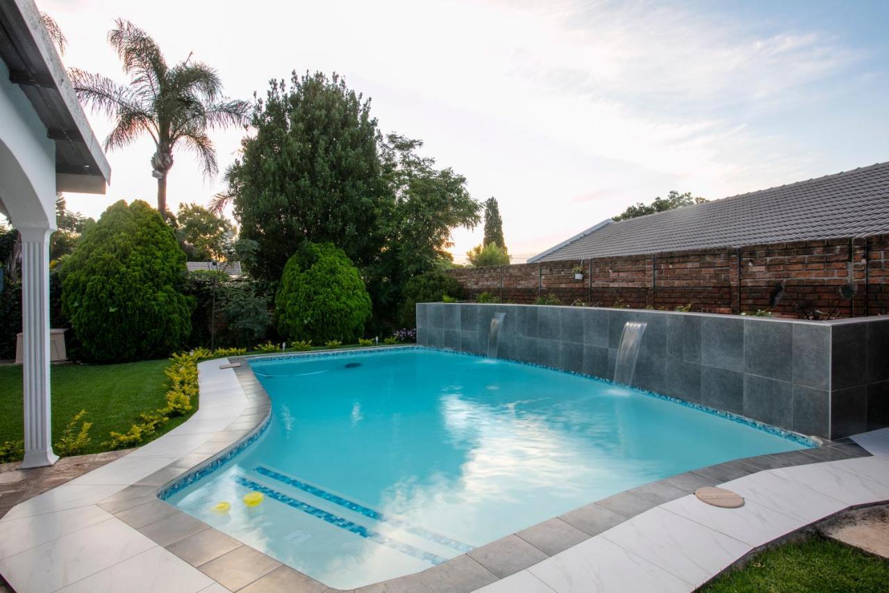 Rumah 200 m² dengan 1 bilik tidur dan 2 bilik mandi peribadi di Garsfontein Pretoria Luaran gambar