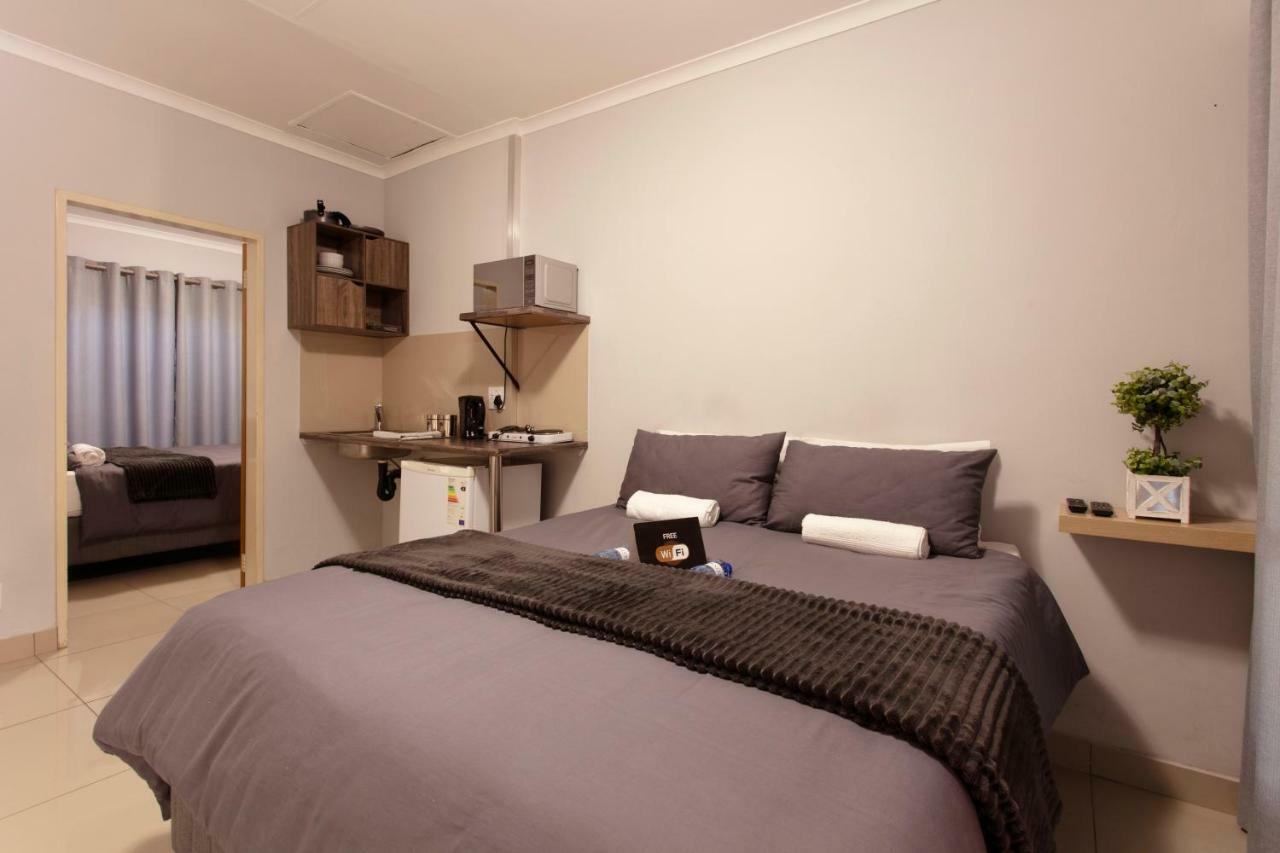 Rumah 200 m² dengan 1 bilik tidur dan 2 bilik mandi peribadi di Garsfontein Pretoria Luaran gambar