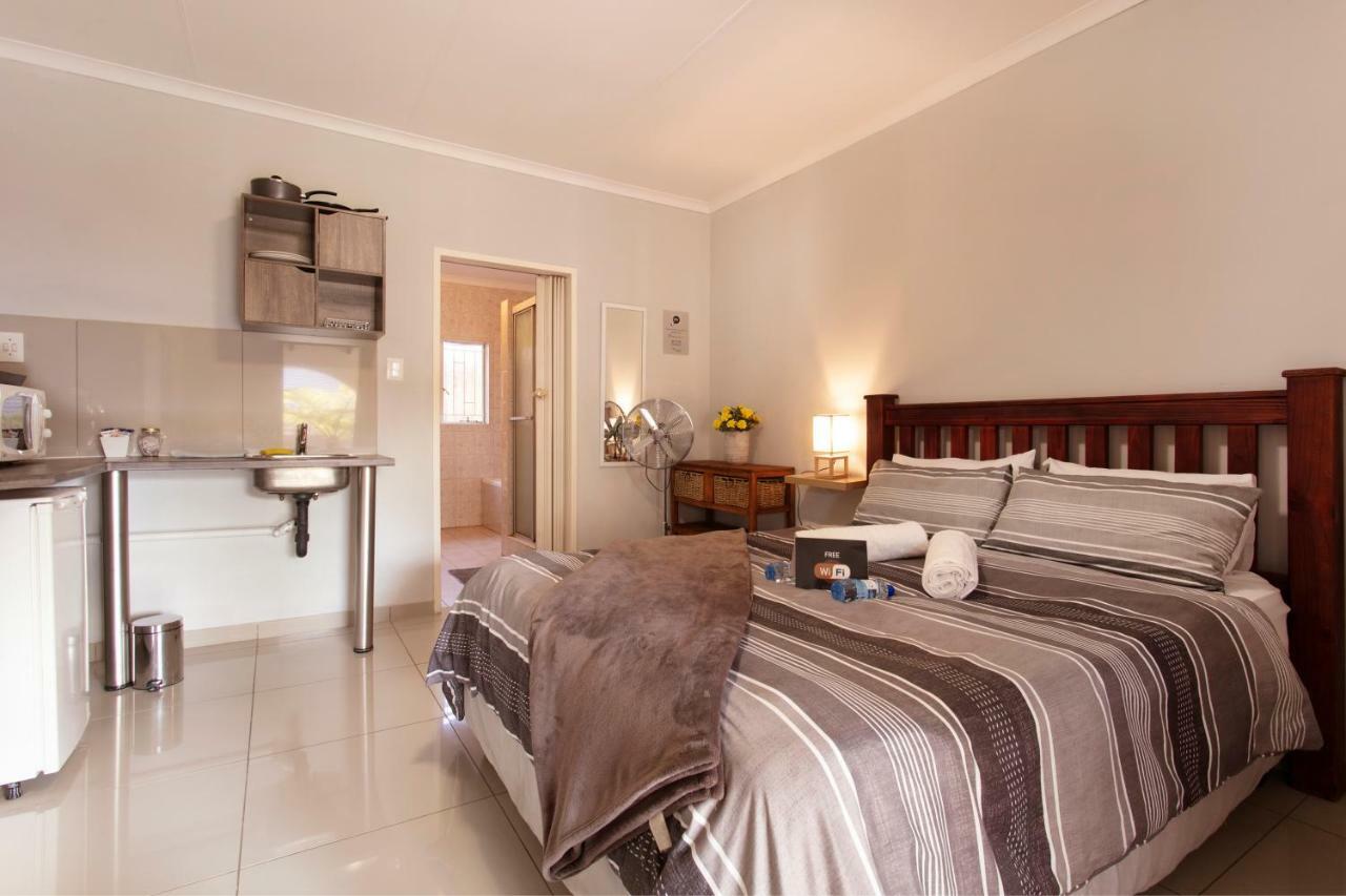 Rumah 200 m² dengan 1 bilik tidur dan 2 bilik mandi peribadi di Garsfontein Pretoria Luaran gambar