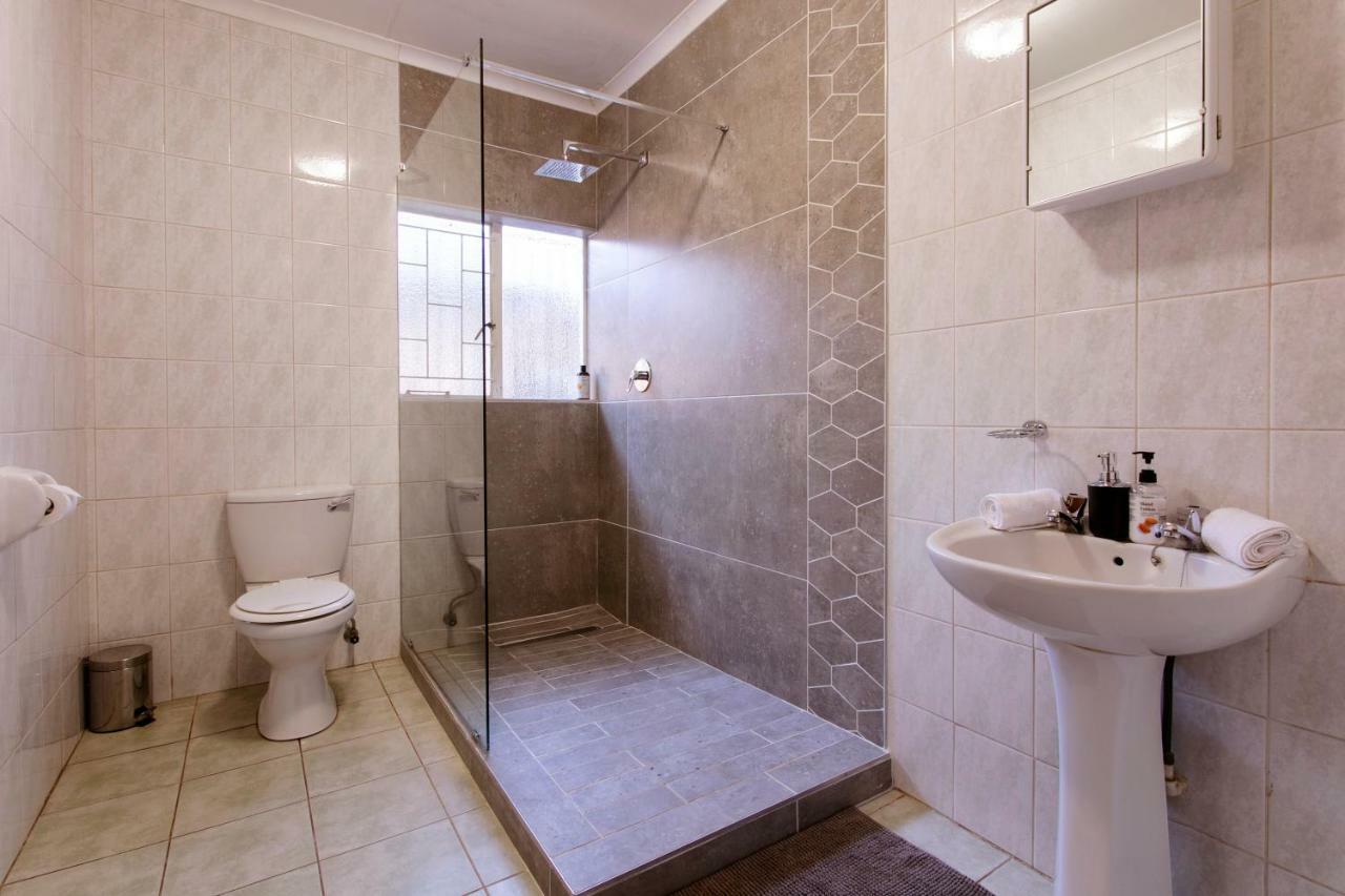 Rumah 200 m² dengan 1 bilik tidur dan 2 bilik mandi peribadi di Garsfontein Pretoria Luaran gambar
