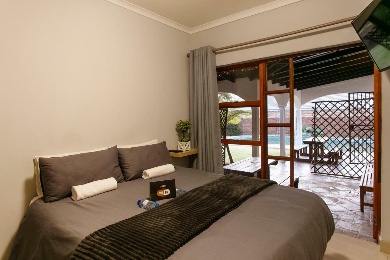 Rumah 200 m² dengan 1 bilik tidur dan 2 bilik mandi peribadi di Garsfontein Pretoria Luaran gambar