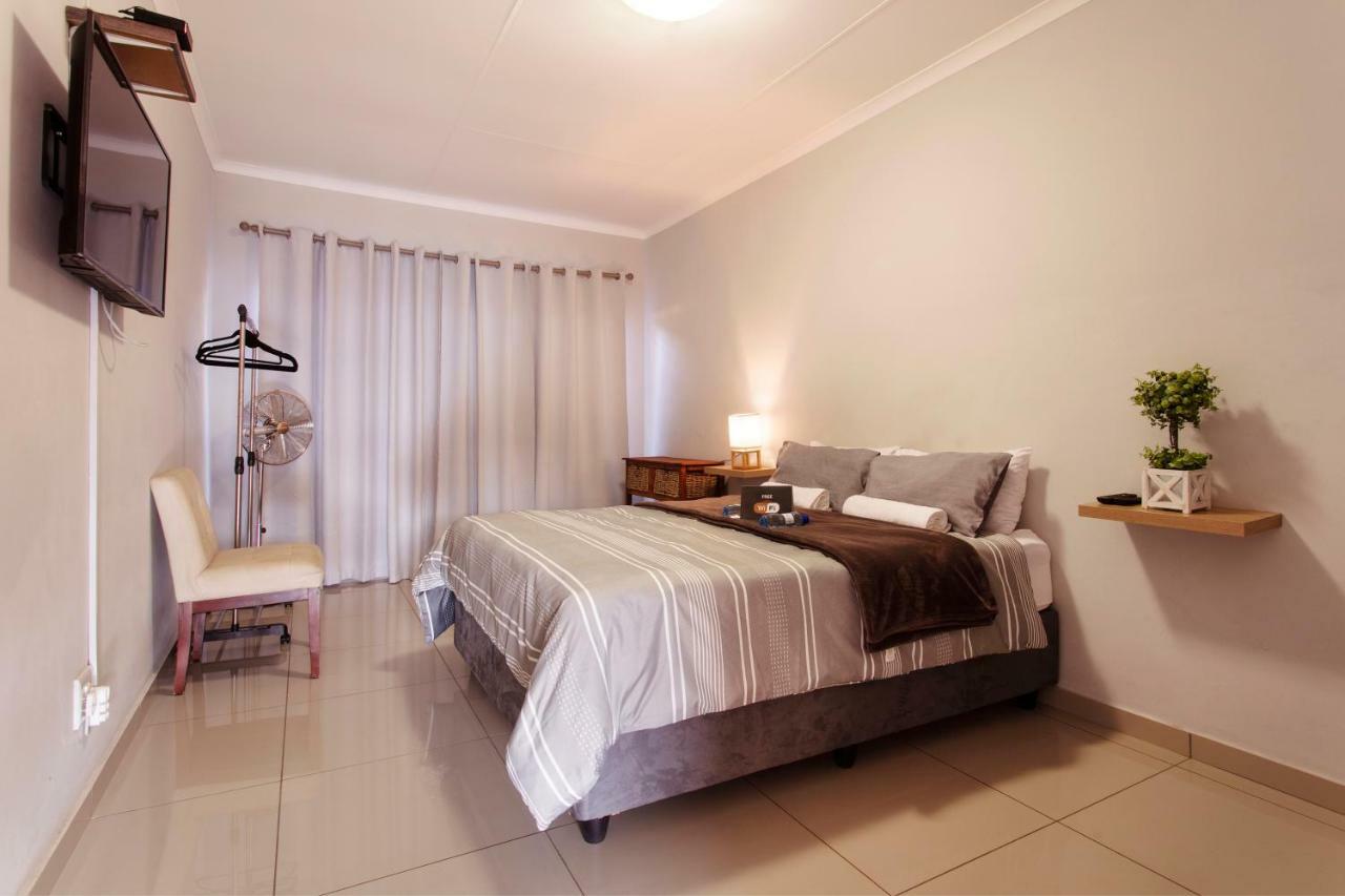 Rumah 200 m² dengan 1 bilik tidur dan 2 bilik mandi peribadi di Garsfontein Pretoria Luaran gambar